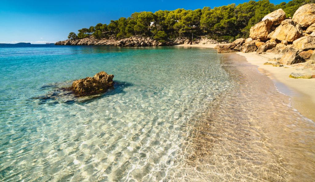 Cala Saladeta, ubicada en la costa oeste de Ibiza, es un verdadero tesoro escondido que cautiva a quienes buscan playas paradisiacas y aguas cristalinas. 