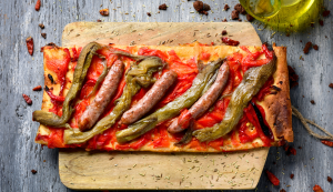 Coca catalana Es una delicia de la gastronomía catalana que se disfruta en toda la región
