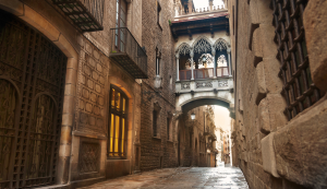 El Gòtic, el corazón histórico de Barcelona es un barrio encantador con calles medievales estrechas y llenas de vida.  