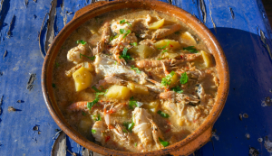 El suquet de peix es un plato tradicional de la cocina catalana