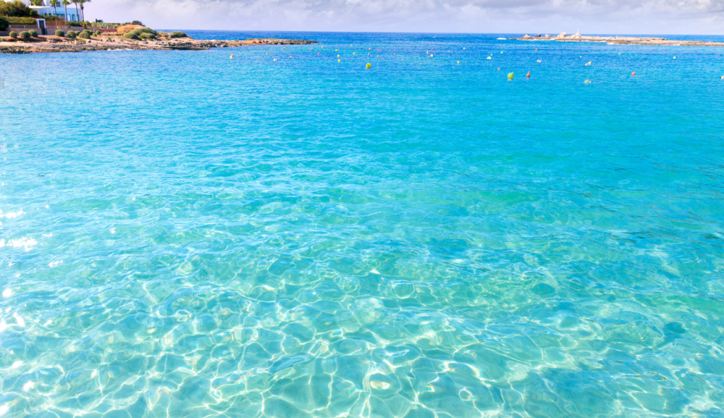 La playa Es Trenc, ubicada en la costa sureste de Mallorca, es un verdadero paraíso para los amantes de la naturaleza y los buscadores de playas vírgenes. 
