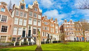 Ámsterdam, la joya de los Países Bajos, ofrece una experiencia única que combina la belleza de sus canales, la riqueza de sus museos y la energía de su escena cultural.  