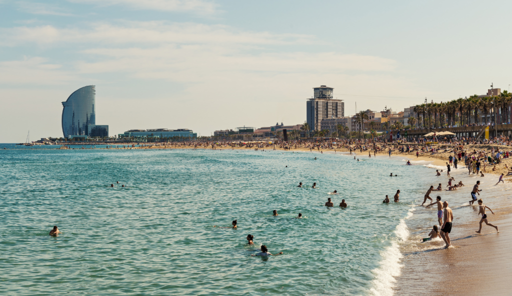 La Barceloneta con su arena suave y aguas apacibles, es el lugar perfecto para disfrutar del sol y las vistas panorámicas de la ciudad. 
