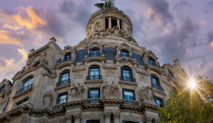 Con raíces que se remontan a su época como pueblo independiente hasta el siglo XIX, Gràcia conserva su encanto y carácter comunitario hasta el día de hoy.