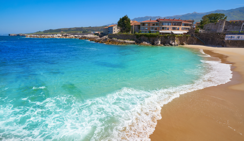 La playa de Poo, en el pintoresco pueblo de Llanes, en Austrias, es un tesoro costero con un ambiente tranquilo y vistas impresionantes. 