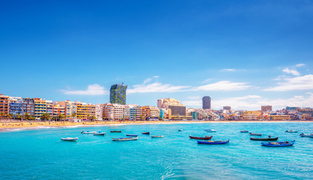 La playa de las Canteras, en Las palmas de Gran canaria, es una de las joyas naturales más impresionantes de las islas canarias. 
