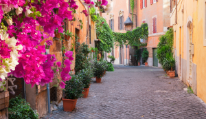 Trastevere, un barrio encantador lleno de calles estrechas y edificios de colores.