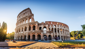 Roma es un destino emblemático que cautiva a todos los viajeros con su incomparable historia, arquitectura impresionante y con su interesante vida urbana.  