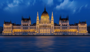 Budapest, la Perla del Danubio, es famosa por sus impresionantes baños termales, su arquitectura y bulliciosa vida nocturna.