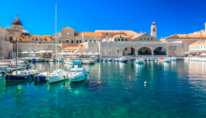 Dubrovnik Croacia, es una joya medieval que te transporta a través del tiempo con sus impresionantes murallas, calles adoquinadas y vistas panorámicas.  