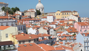 El Barrio de Alfama, donde el tiempo parece detenerse entre estrechas callejuelas y casas encaladas adornadas con ropa tendida al sol.